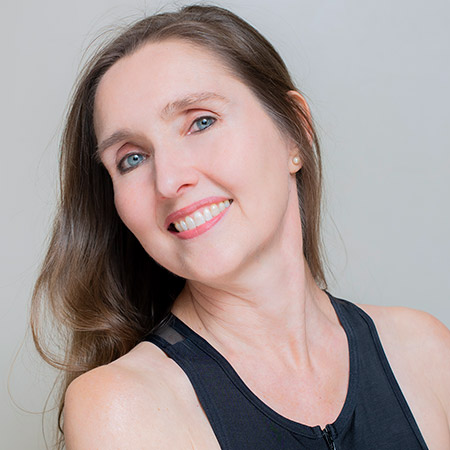 Headshot Michelle Cave