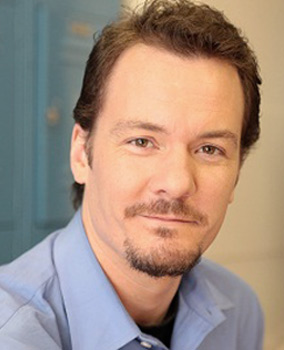 Headshot Davis Robertson